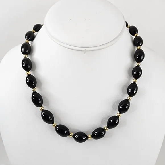 Vintage black glass bead necklace filigree clasp in gold tone - Picture 5 of 7